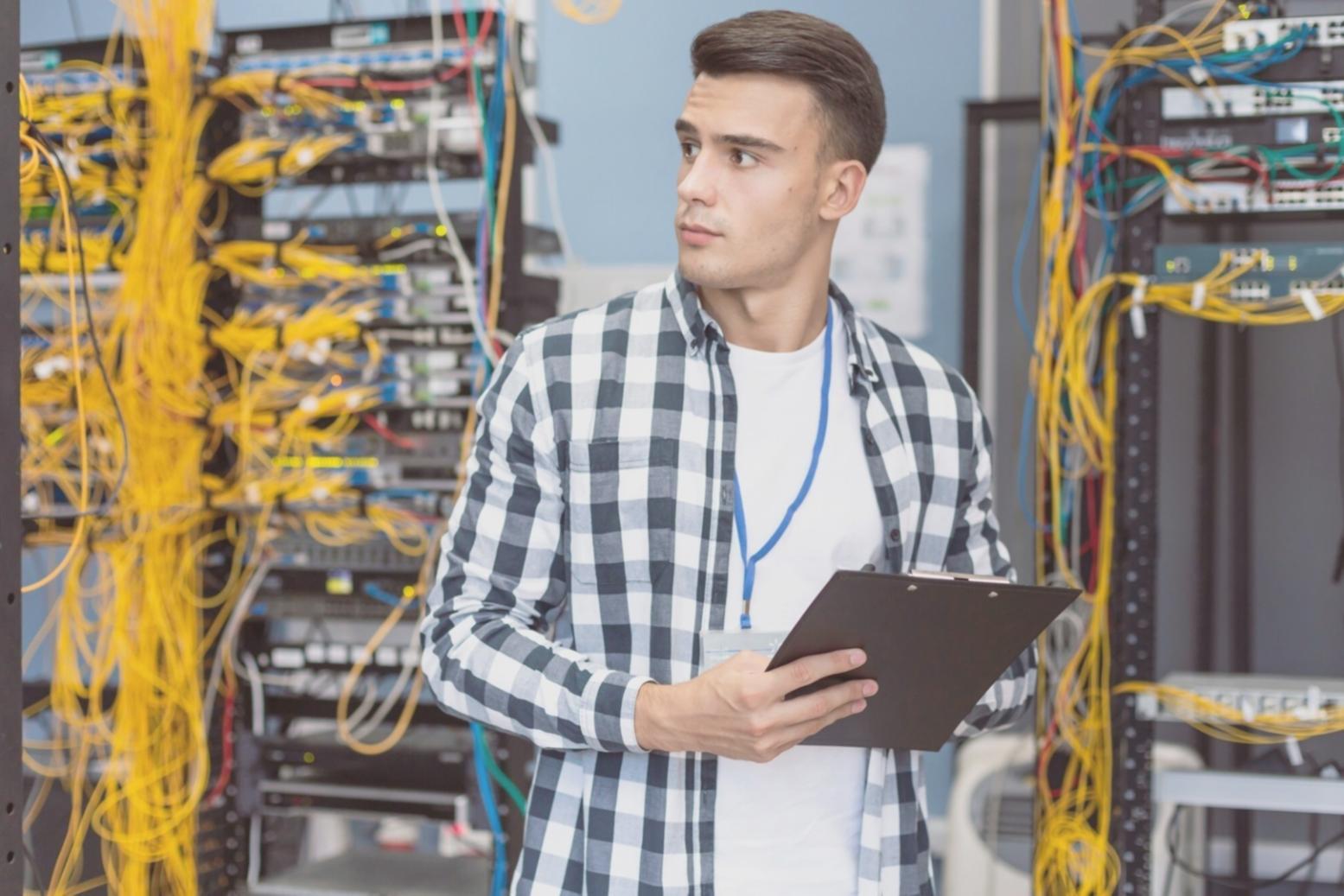 Team di lavoro che analizza documenti e strategie amministrative