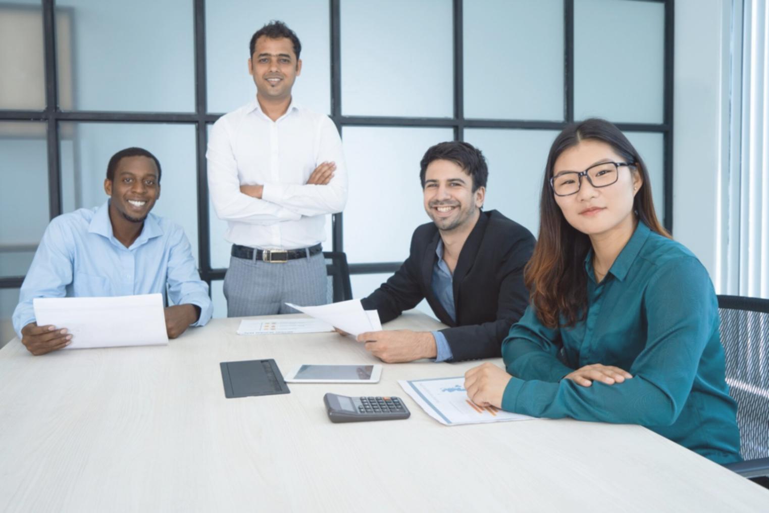 Team di professionisti che collabora su progetti di digitalizzazione amministrativa