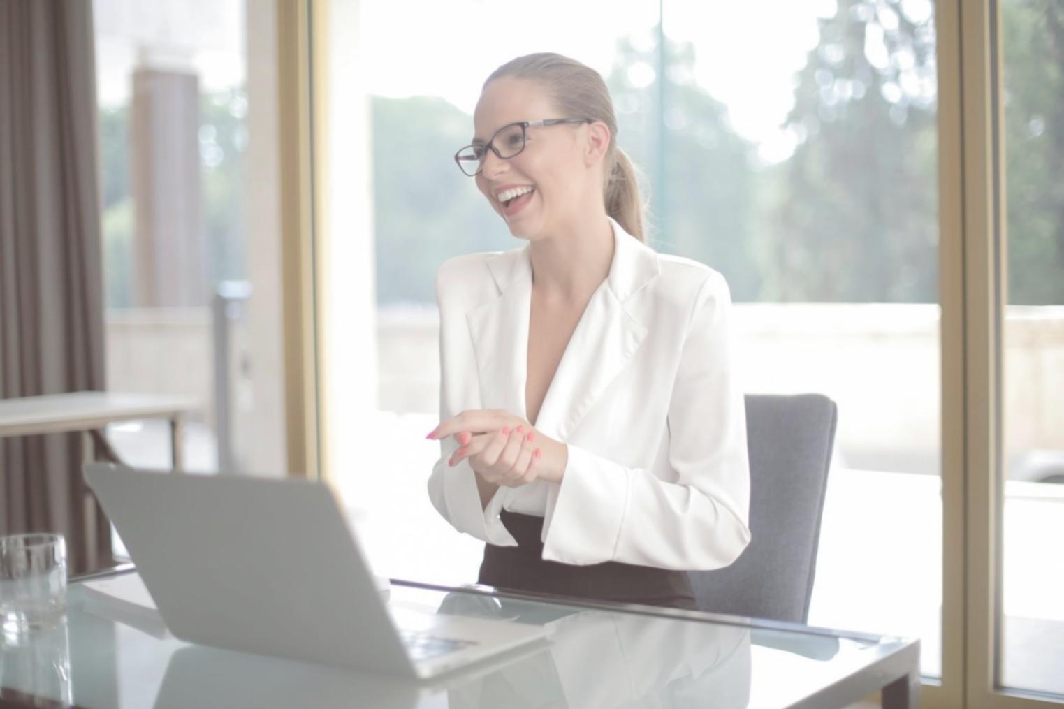 Ufficio moderno con documenti e tecnologia per l'amministrazione digitale