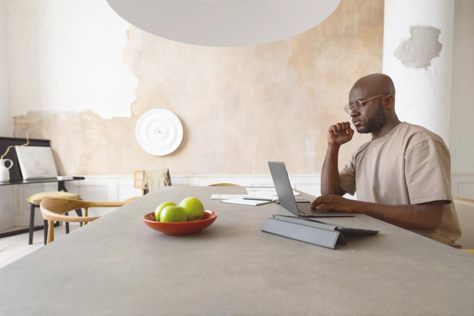 Studenti che partecipano attivamente a una sessione di formazione digitale